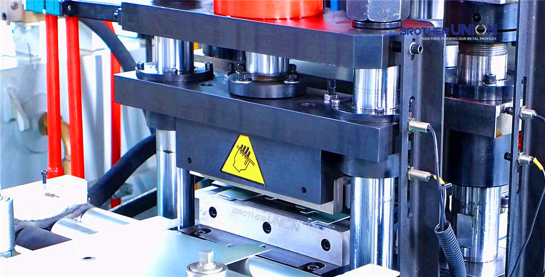 Система предварительного отсечения в дверной кадре ROLL Формирующая линия от Brother Union Machinery