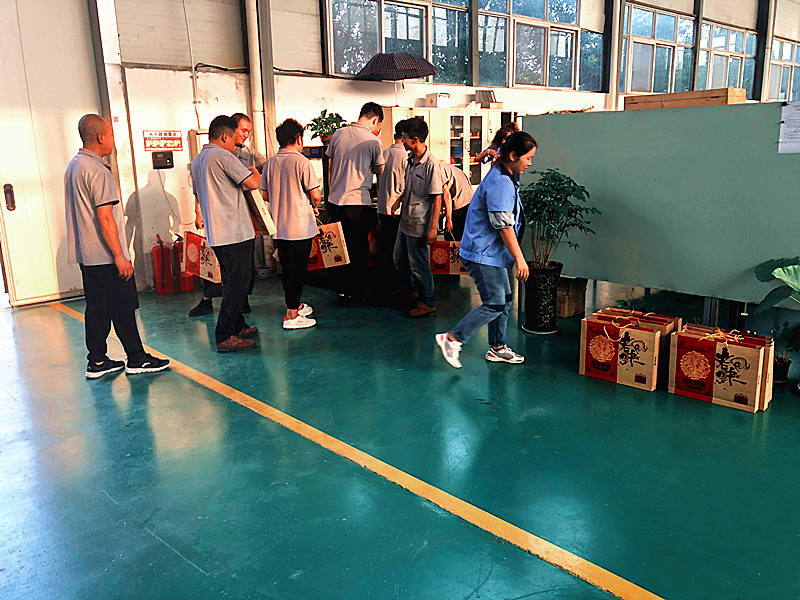 Brother Union Roll Forming Machines Производитель-Сотрудники приветствуют дни середины осени